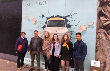 Pupils and Berlin Wall